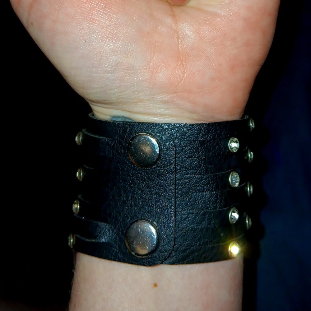 Black, button, rinestone bracelet